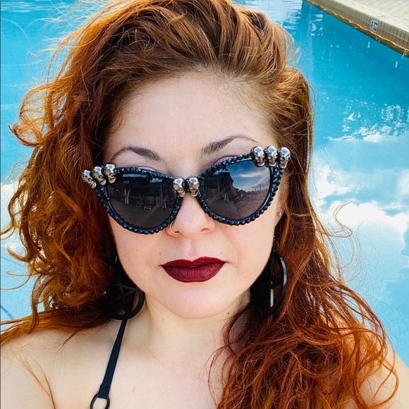 Cat eye black sunglasses with crystals and skulls - Picture 7 of 11